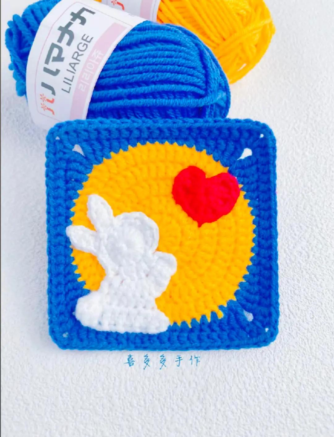 Round Crochet Pattern with Rabbit and Floral Design