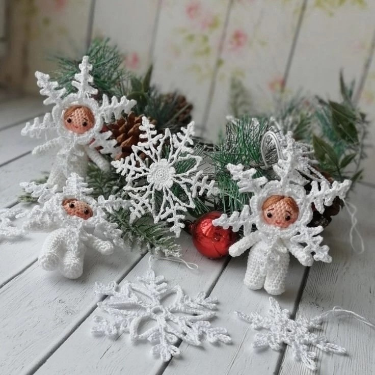 Схема вязания рождественских снежинок с лицами детей