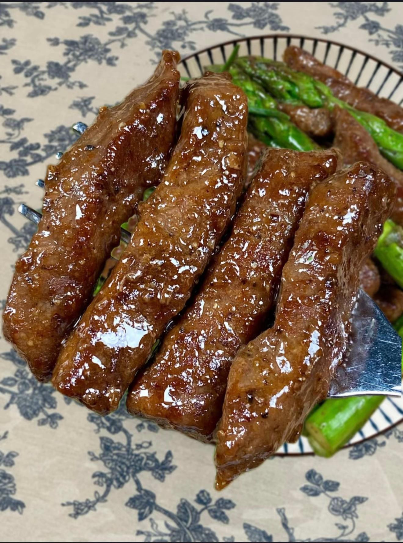 Thịt bò cuộn măng tây sốt tiêu đen thơm ngon