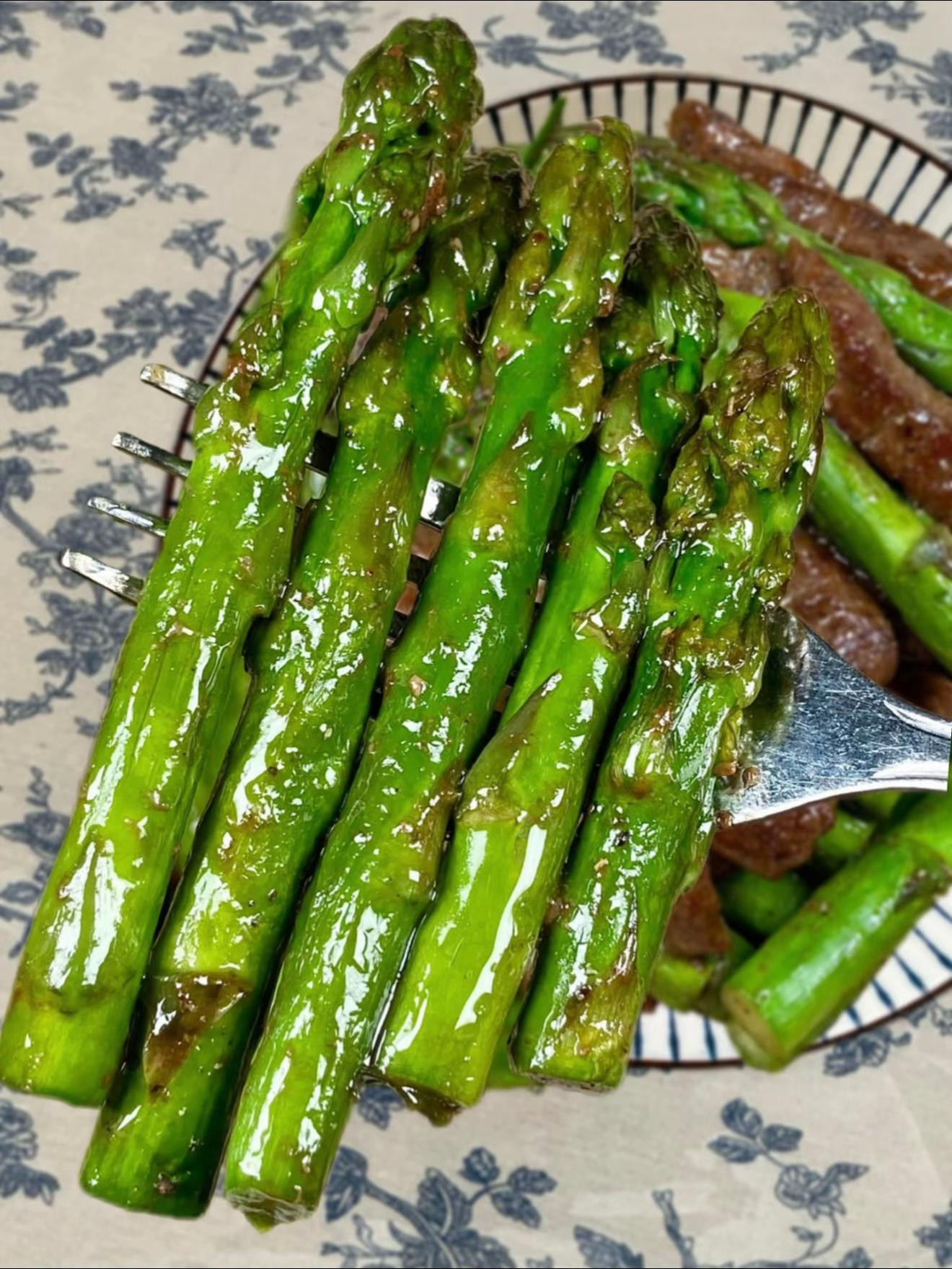 Thịt bò cuộn măng tây sốt tiêu đen thơm ngon