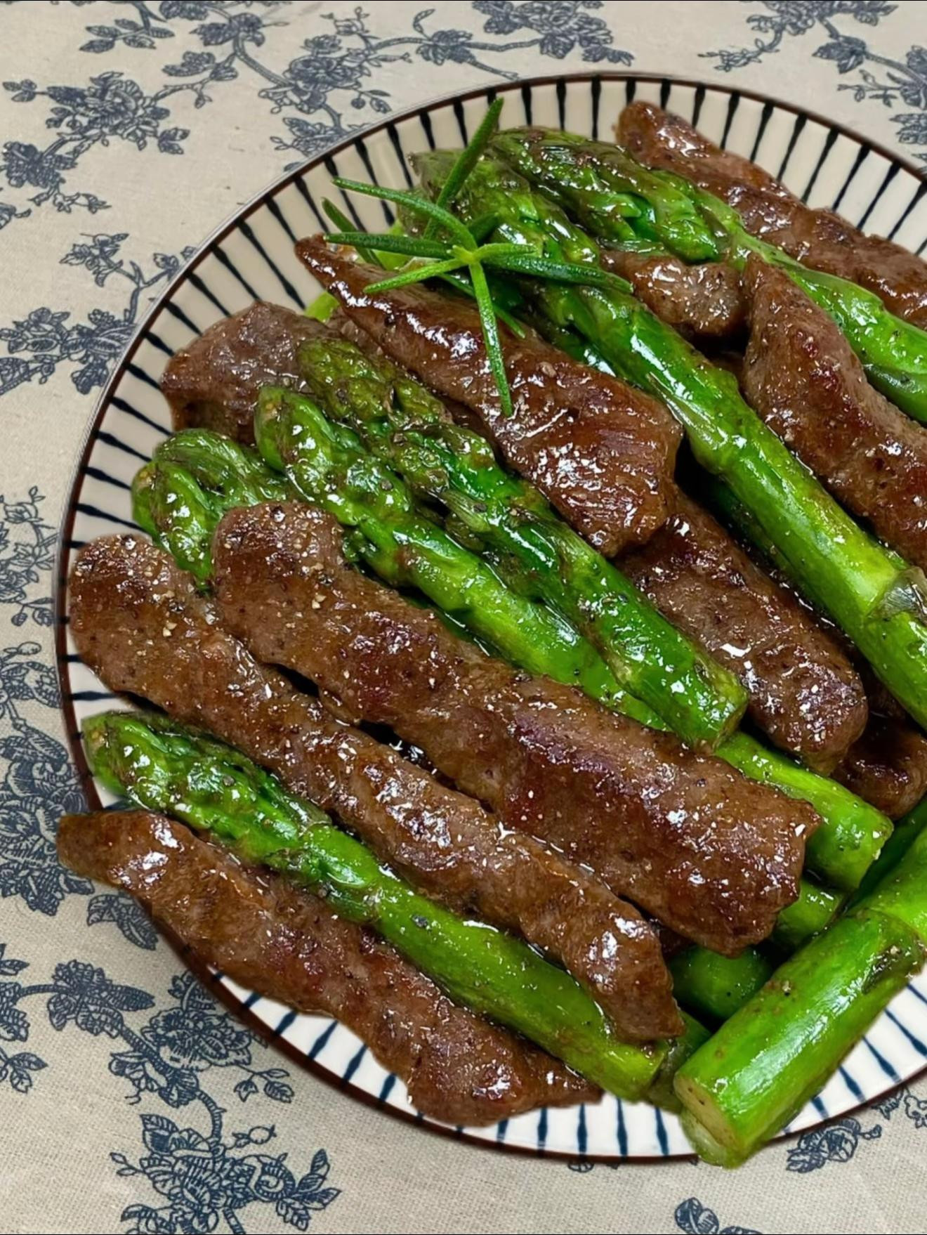 Thịt bò cuộn măng tây sốt tiêu đen thơm ngon