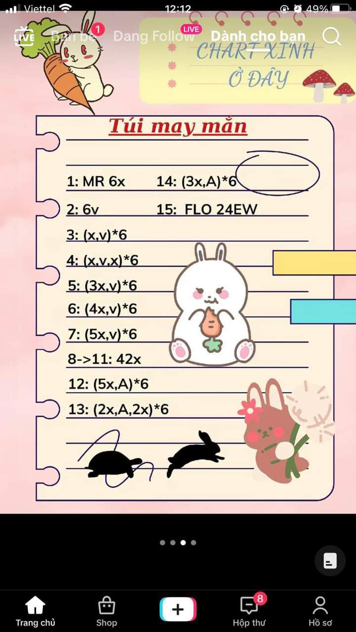 Thú nhồi bông thỏ trắng với vòng cổ đỏ và mặt cười