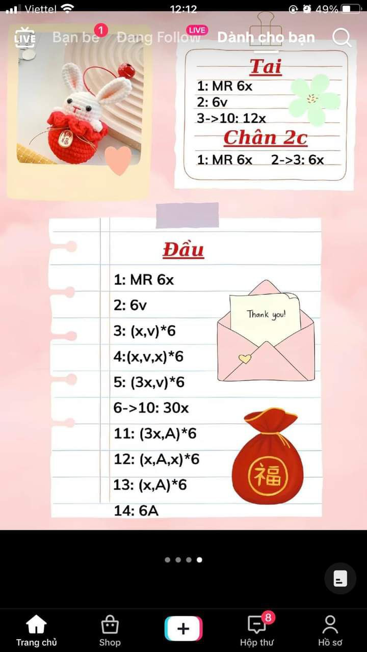 Thú nhồi bông thỏ trắng với vòng cổ đỏ và mặt cười