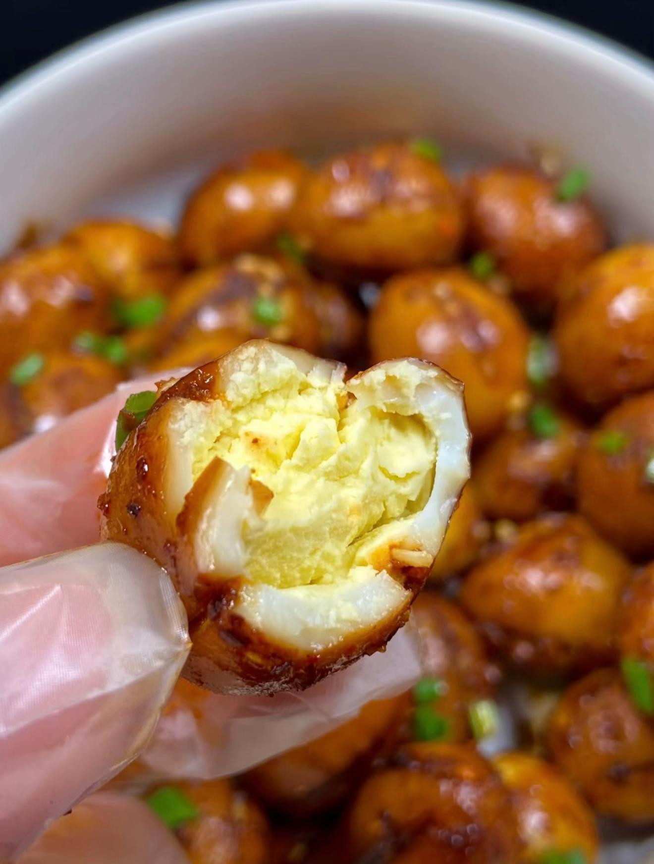 Trứng rim đậm đà, mặn mà hương vị quê