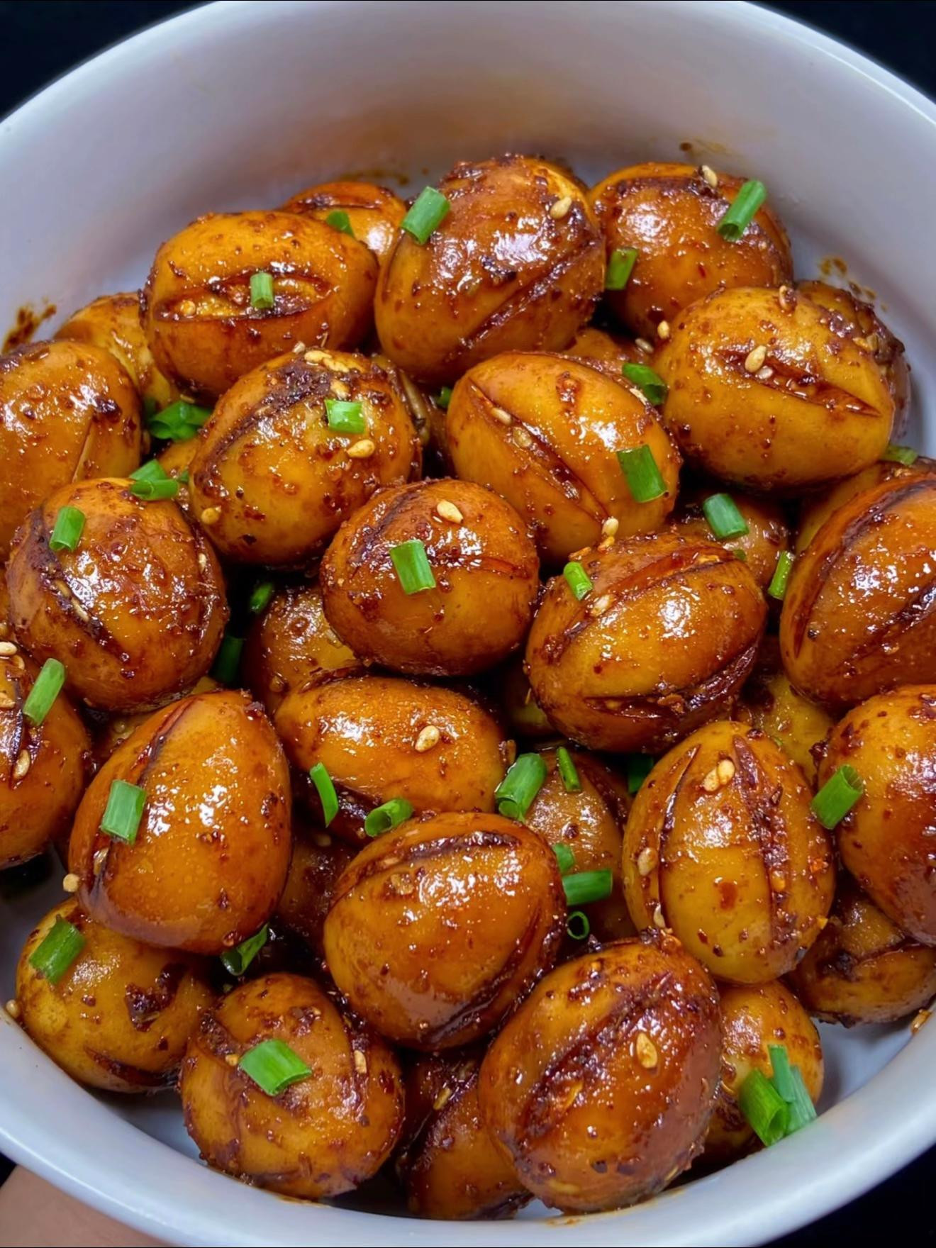 Trứng rim đậm đà, mặn mà hương vị quê