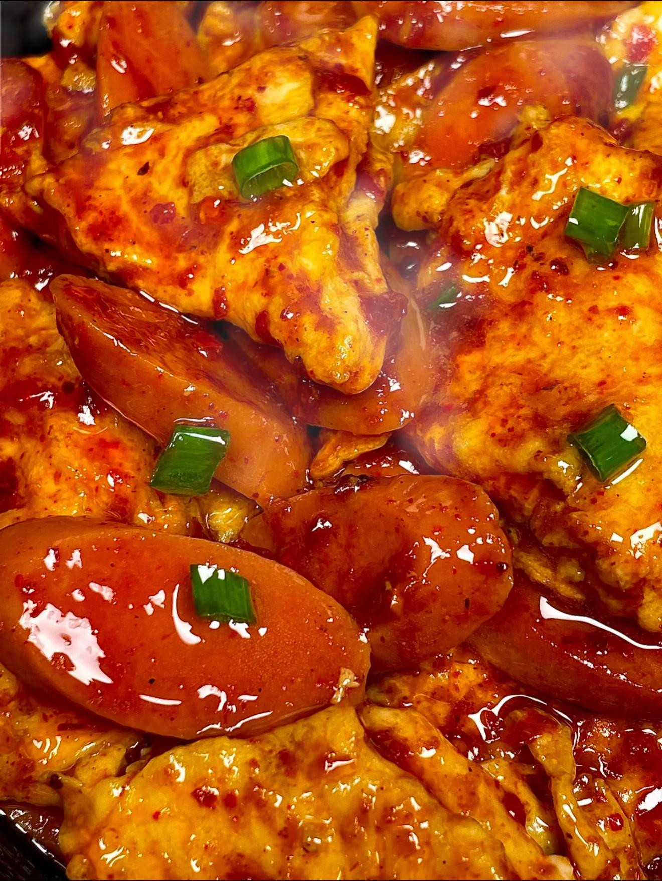 Trứng và Xúc Xích Sốt Rim Đậm Đà Thơm Ngon