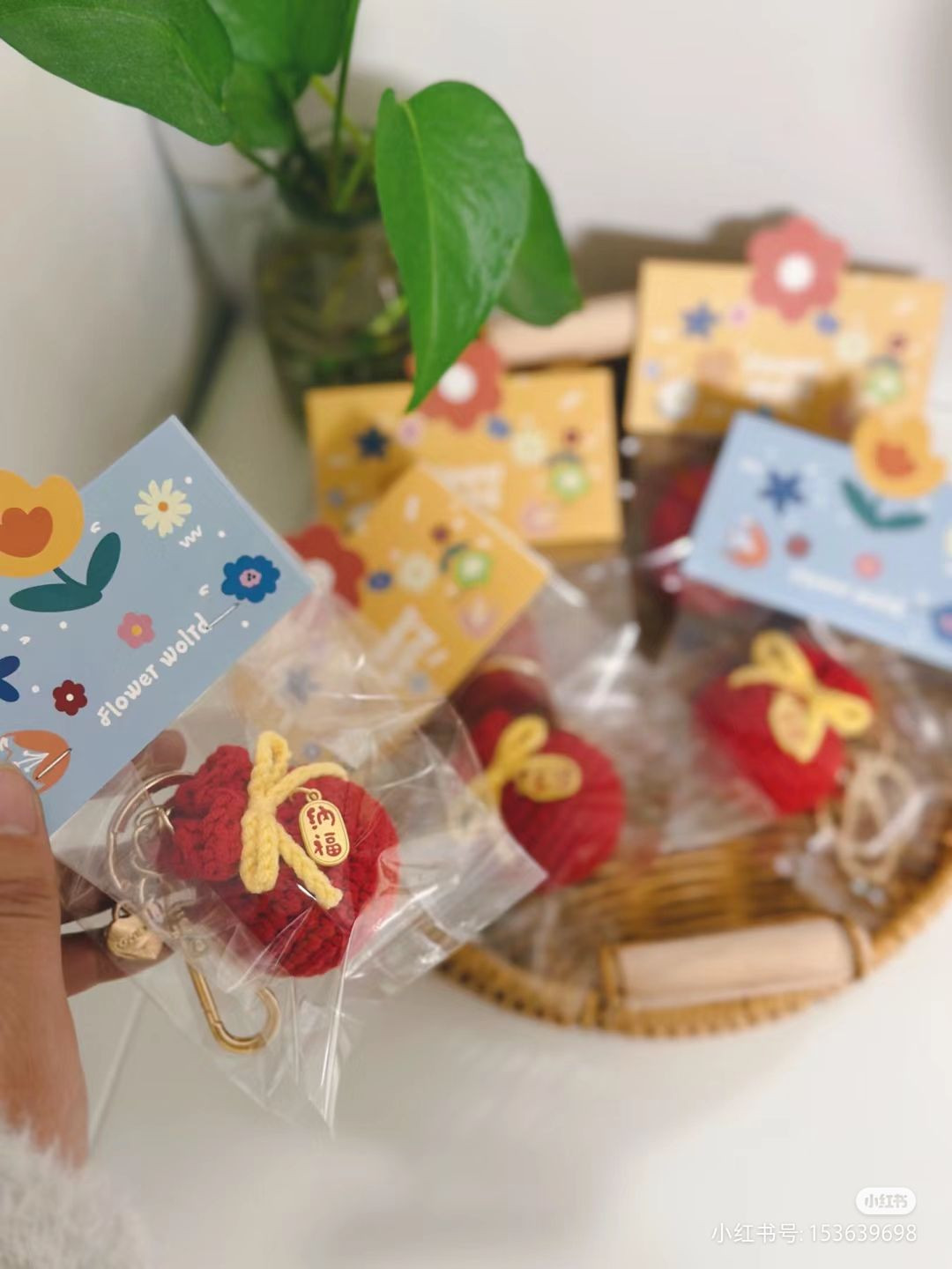 Túi nhỏ may mắn móc len, món quà ý nghĩa từ trái tim