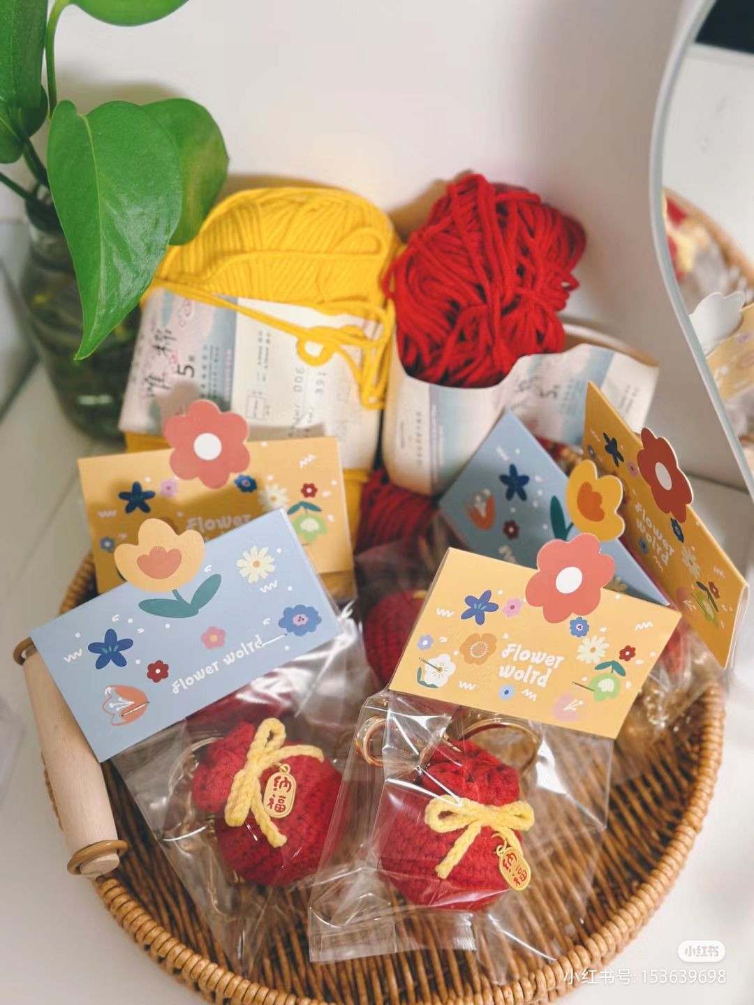 Túi nhỏ may mắn móc len, món quà ý nghĩa từ trái tim