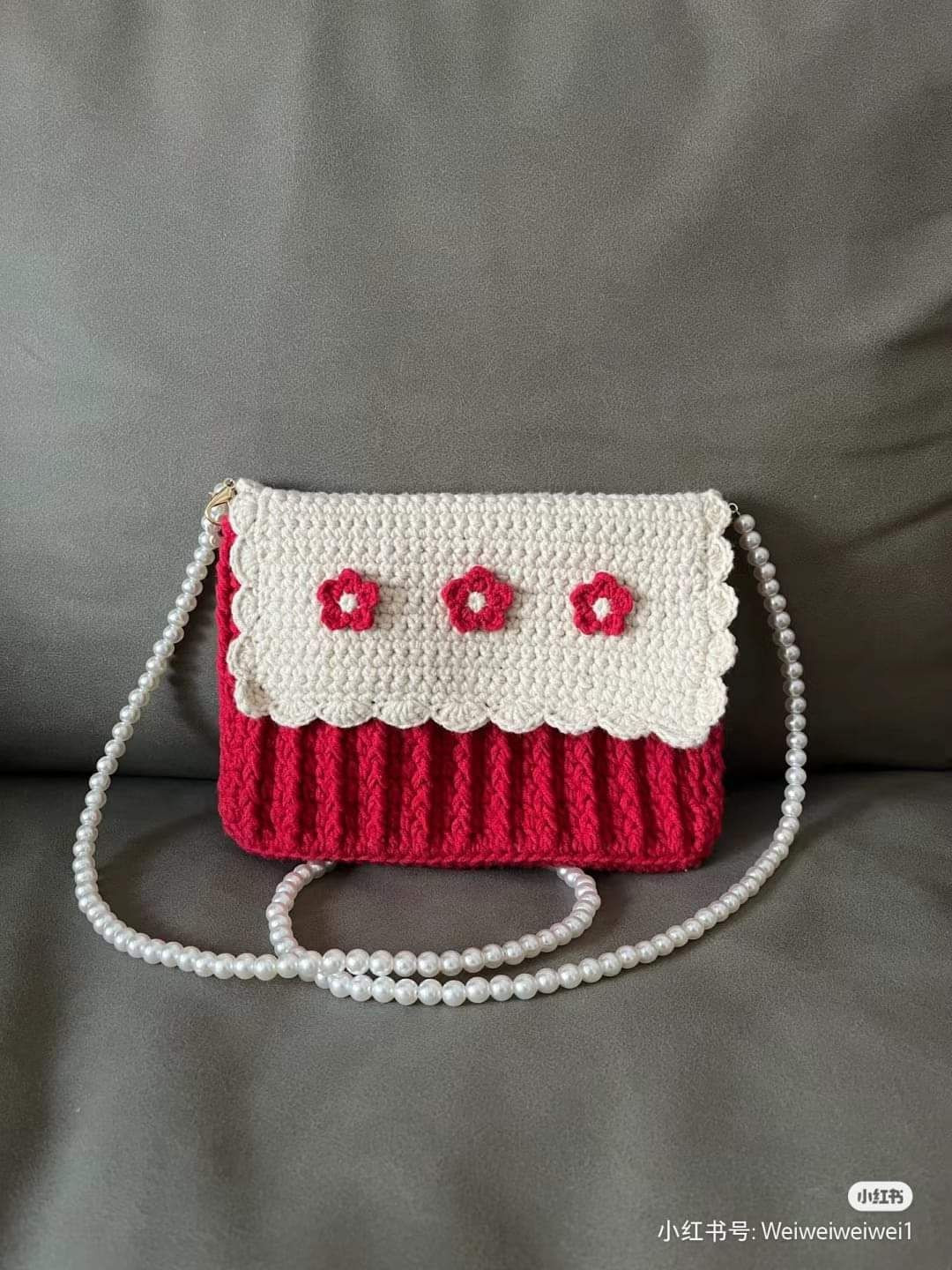 Túi xách móc len hoa nổi bật với dây đeo ngọc trai