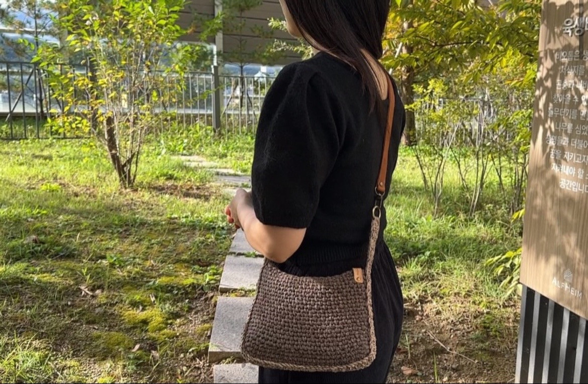 Túi xách móc len tay thủ công với màu sắc tự nhiên