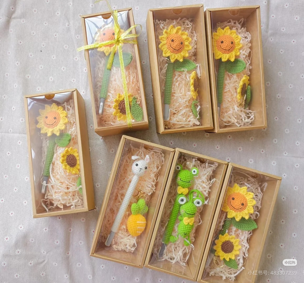 Virkattu auringonkukka kynät koristeena pöydällä