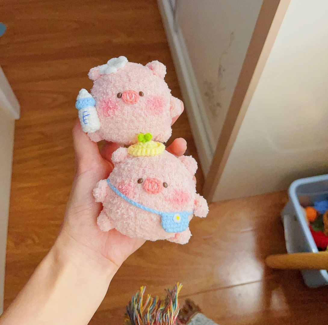 Adorable Crochet Pig with Winter Hat and Scarf Pattern