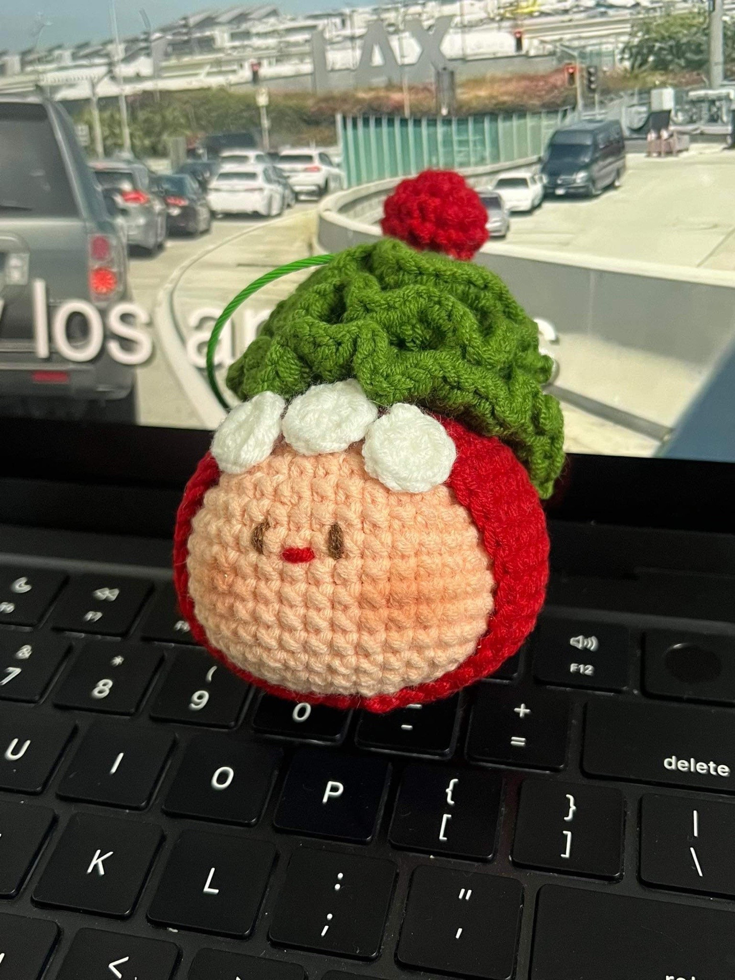 Amigurumi chú vịt nhỏ dễ thương với sừng tuần lộc Giáng Sinh