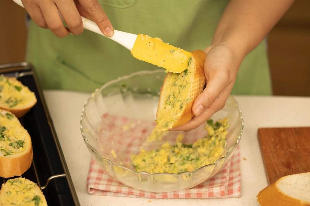 BÁNH MÌ BƠ TỎI KIỂU VIỆT