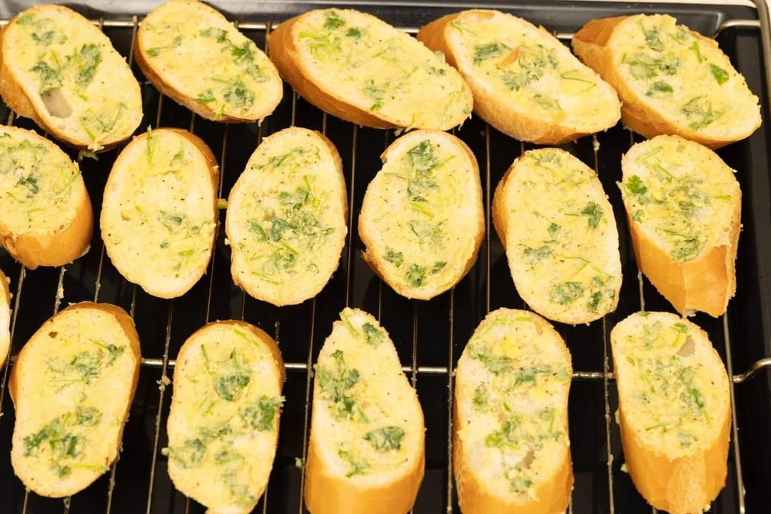 BÁNH MÌ BƠ TỎI KIỂU VIỆT