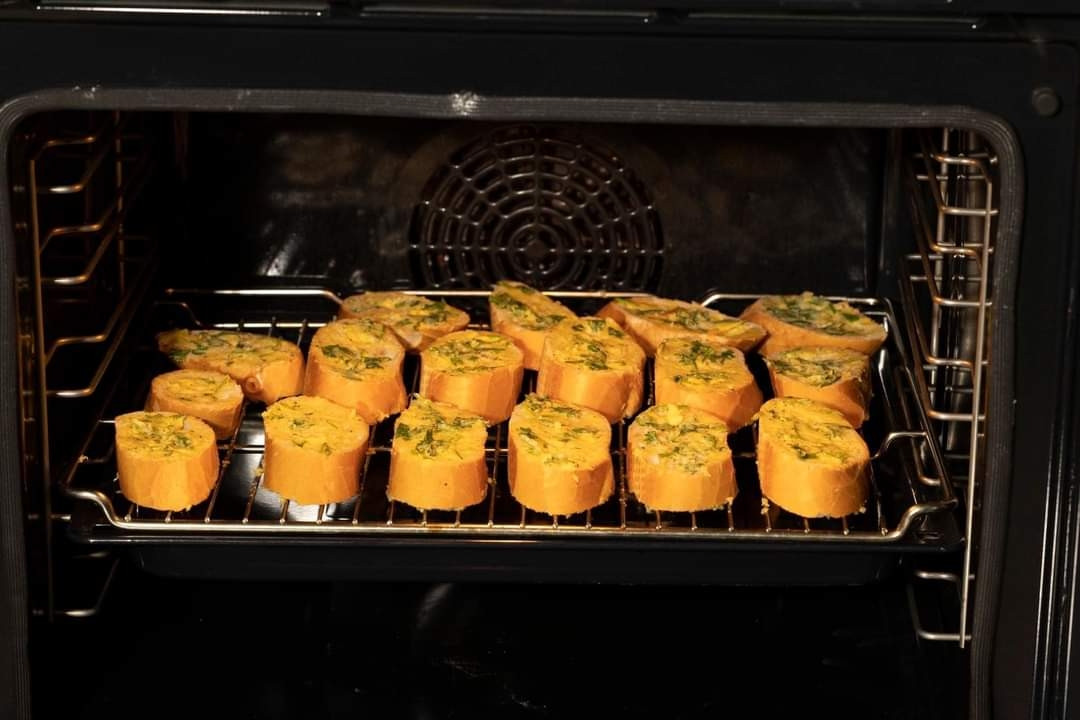 BÁNH MÌ BƠ TỎI KIỂU VIỆT