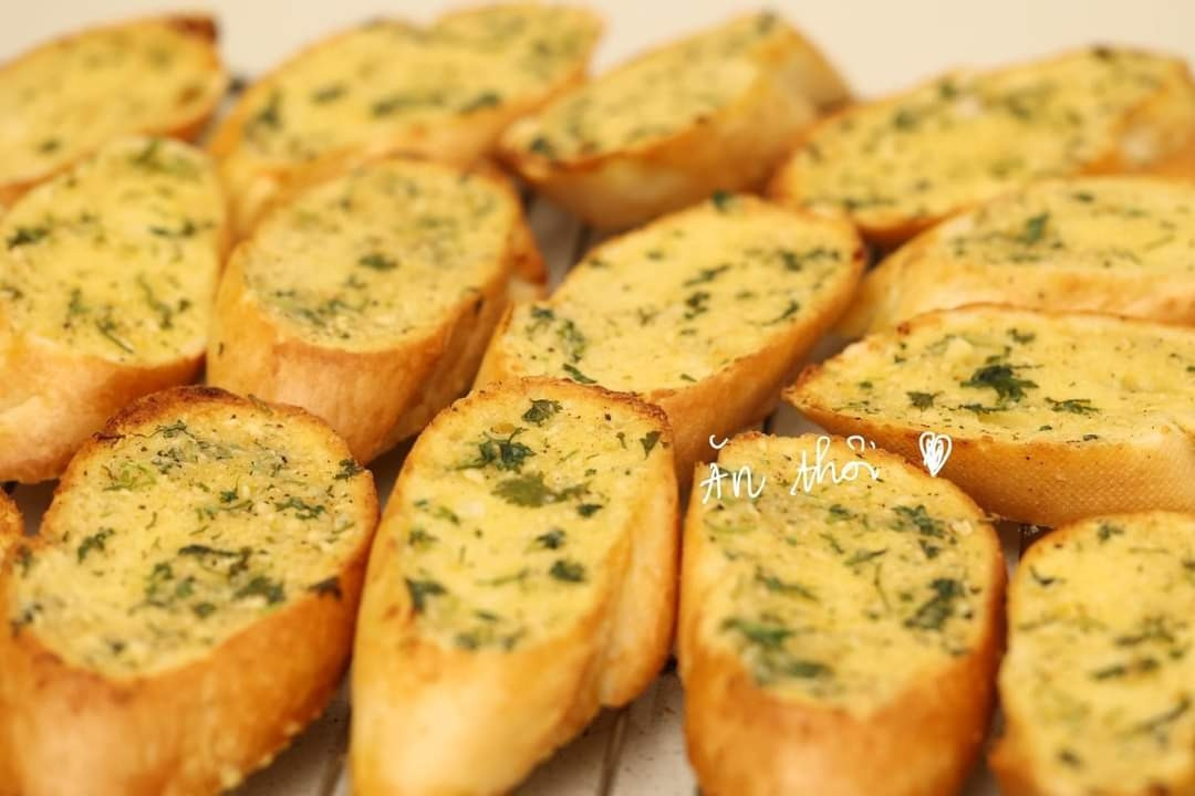 BÁNH MÌ BƠ TỎI KIỂU VIỆT