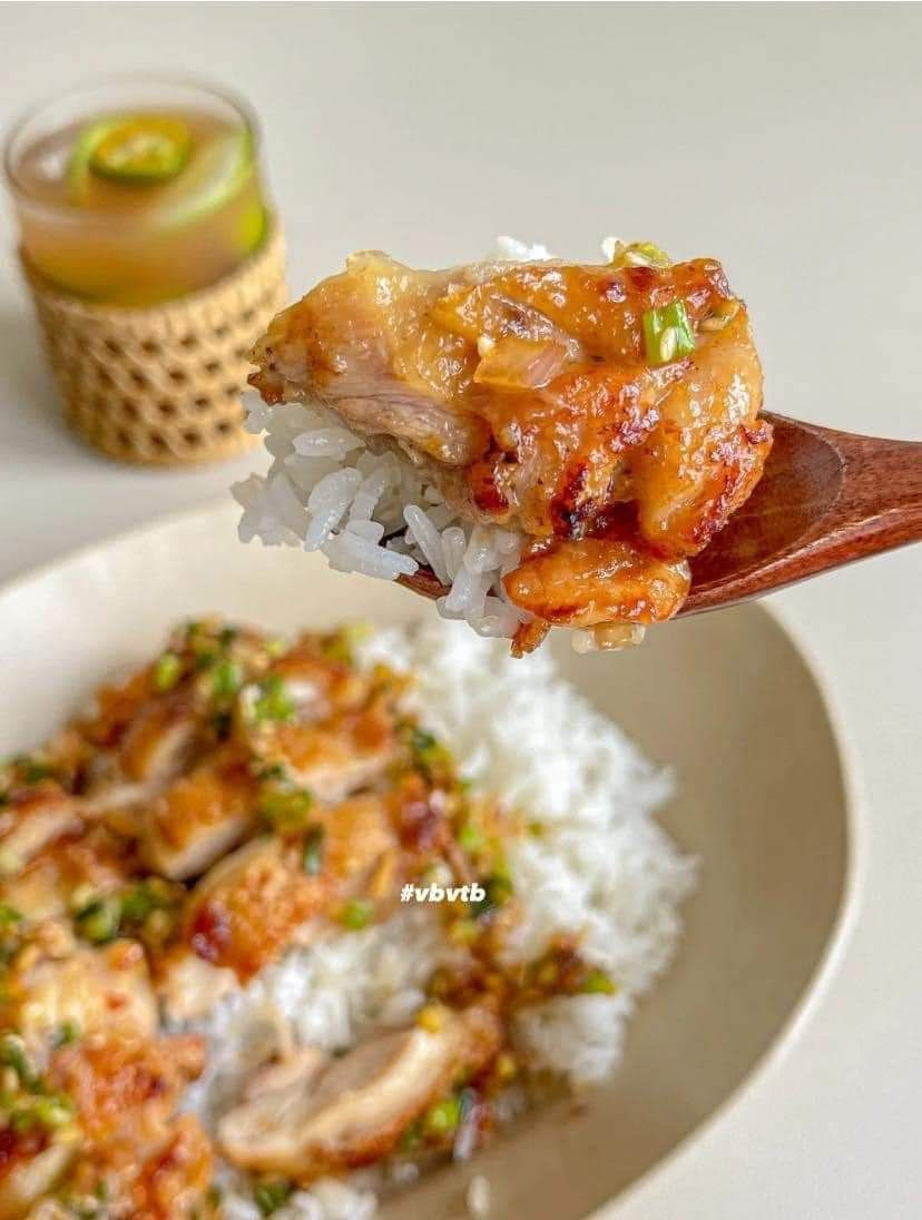 Bát cơm gà sốt dầu giòn cho bữa trưa ngon quá trời lun 🤤