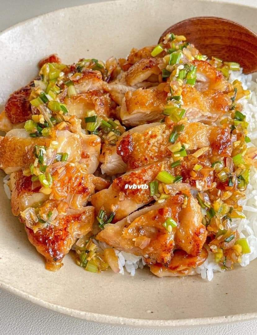 Bát cơm gà sốt dầu giòn cho bữa trưa ngon quá trời lun 🤤