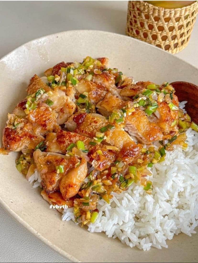Bát cơm gà sốt dầu giòn cho bữa trưa ngon quá trời lun 🤤
