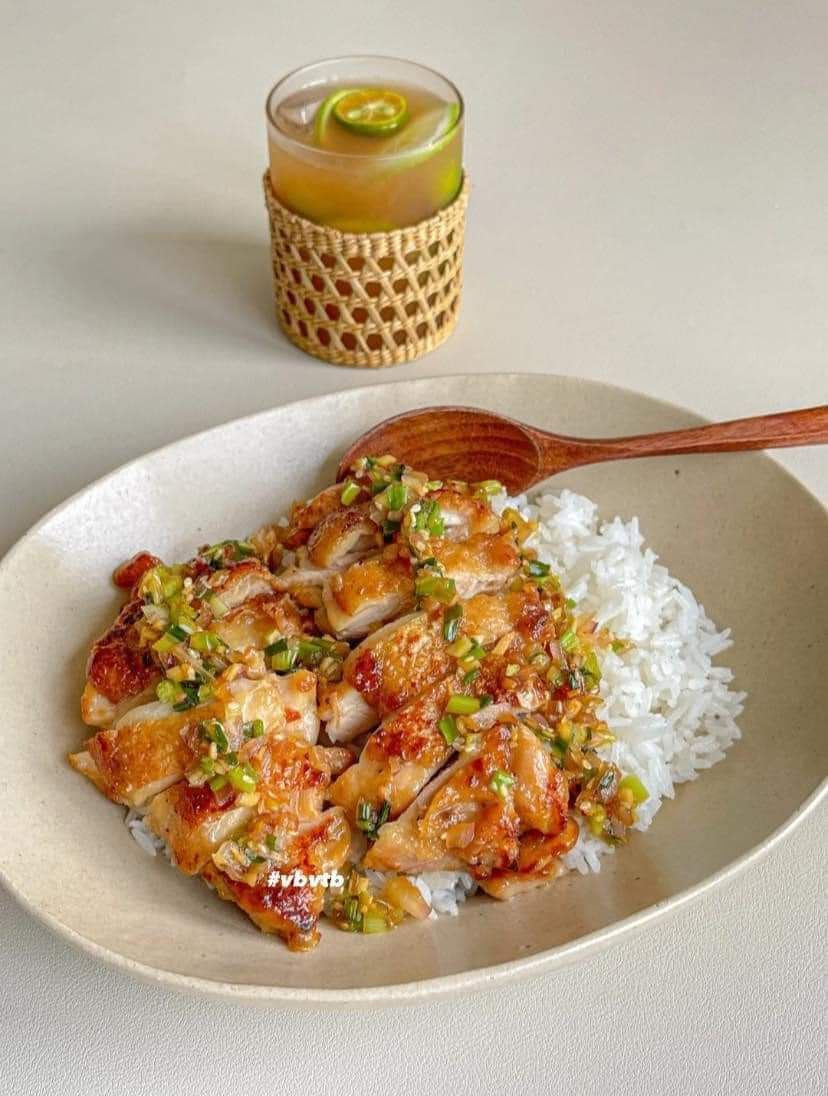 Bát cơm gà sốt dầu giòn cho bữa trưa ngon quá trời lun 🤤