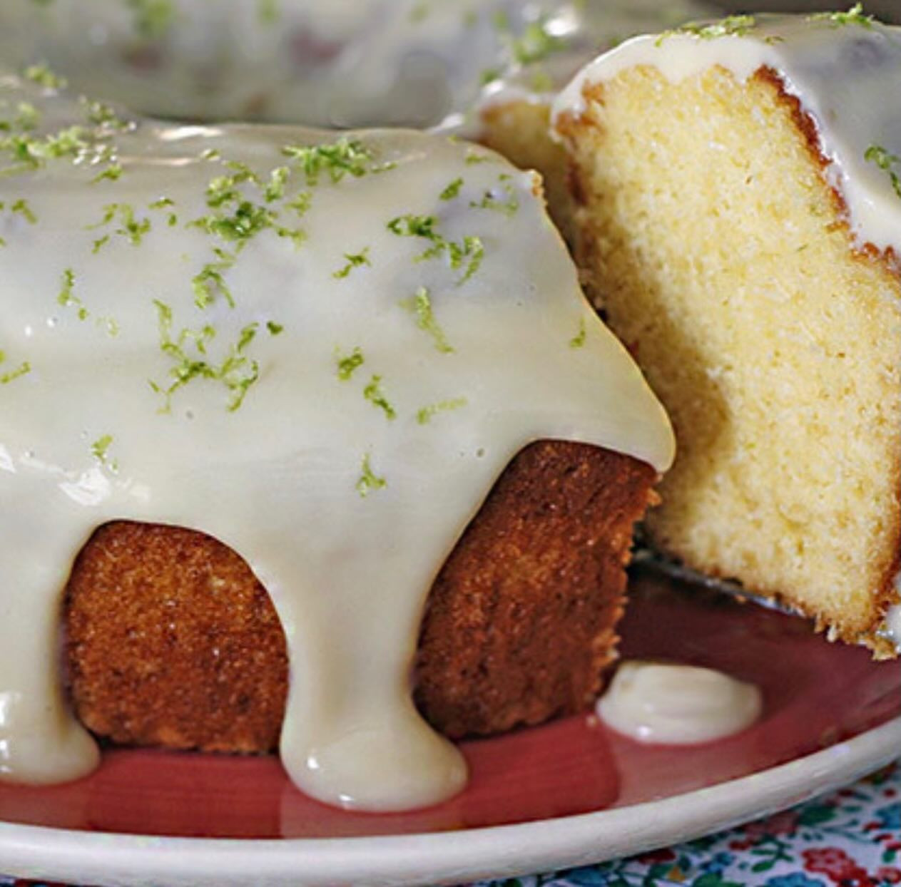 Bolo de Limão com Cobertura Cremosa e Raspas Cítricas