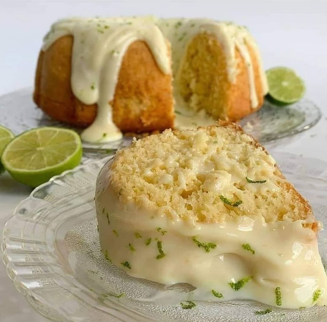 Bolo de Limão com Cobertura Cremosa e Raspas Cítricas