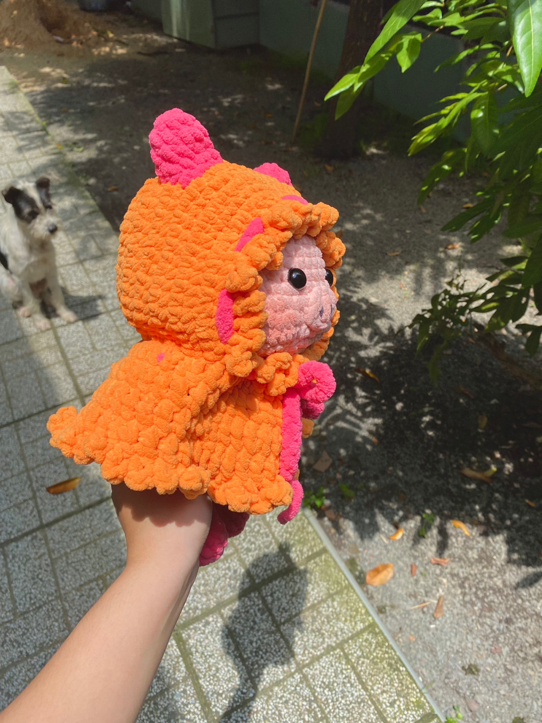 Búp bê heo dễ thương với áo choàng cam tự móc