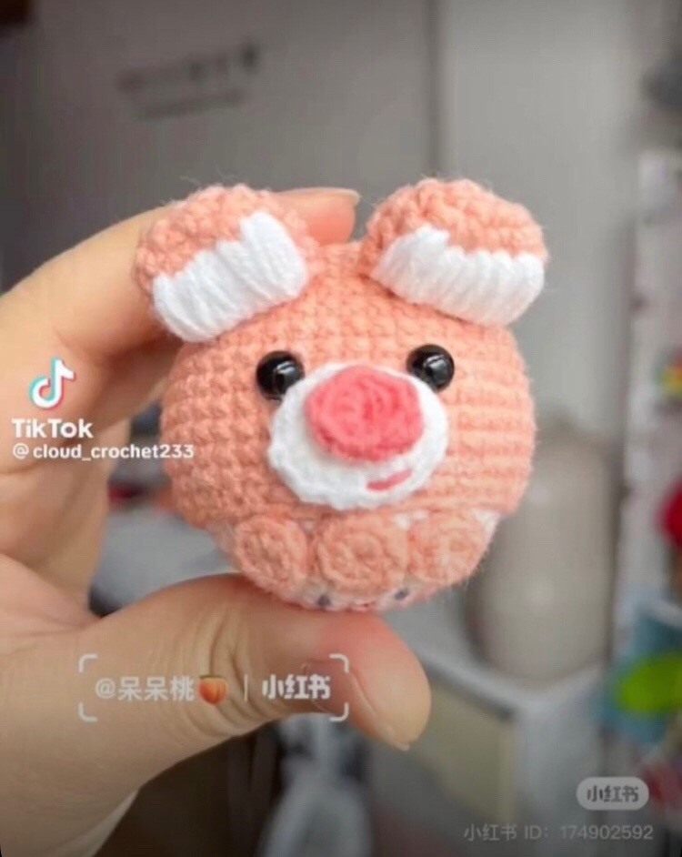 Búp bê móc len dễ thương với nơ hồng và má hồng xinh xắn