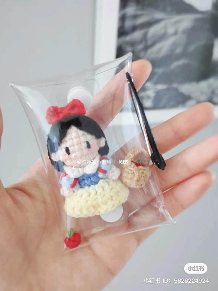 Búp bê móc len nhỏ nhắn với giỏ hoa quả xinh xắn