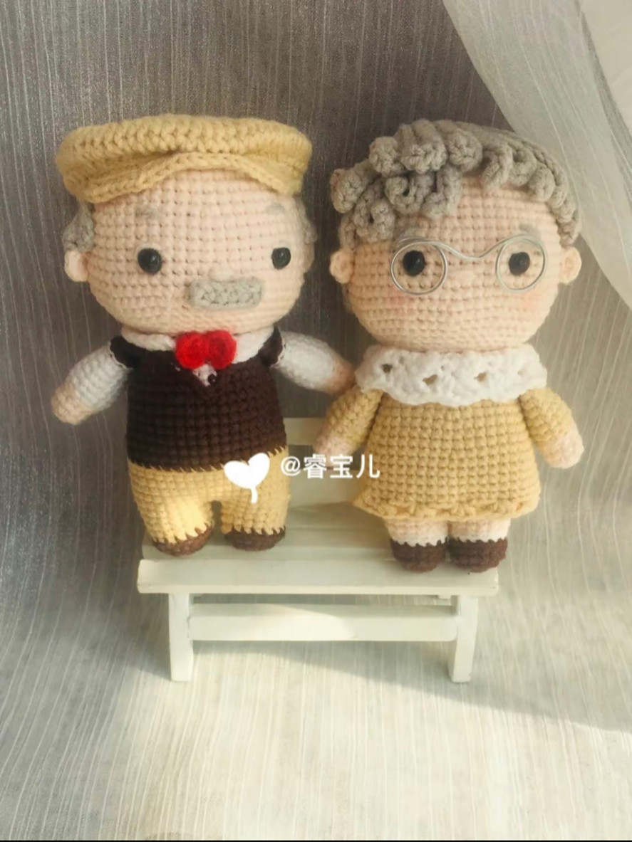 Charming Crochet Elderly Couple with Dog Pattern