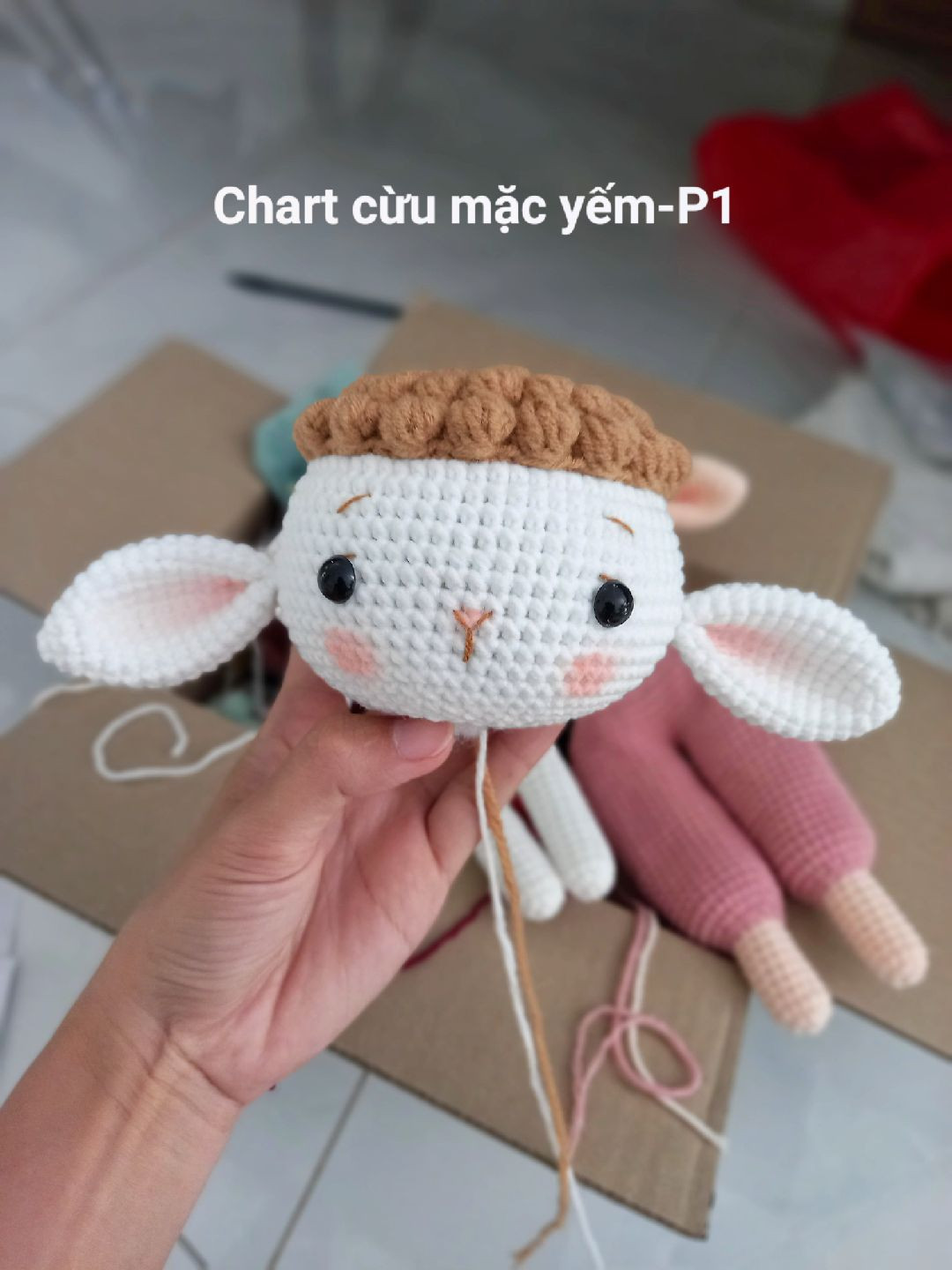 Chart móc len cừu dễ thương với quần yếm màu nâu và hồng