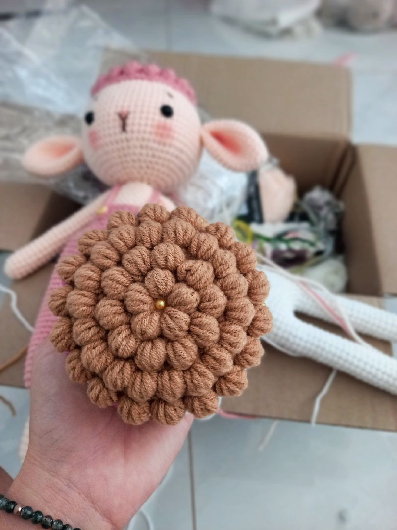 Chart móc len cừu dễ thương với quần yếm màu nâu và hồng