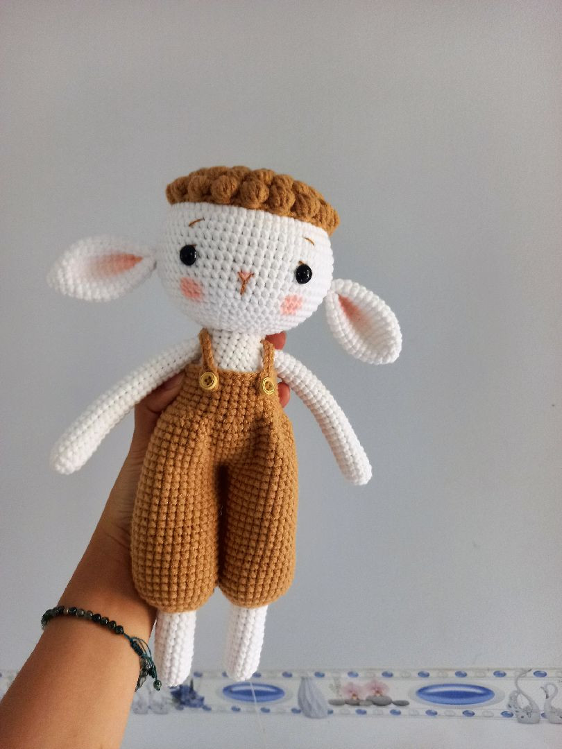 Chart móc len cừu dễ thương với quần yếm màu nâu và hồng