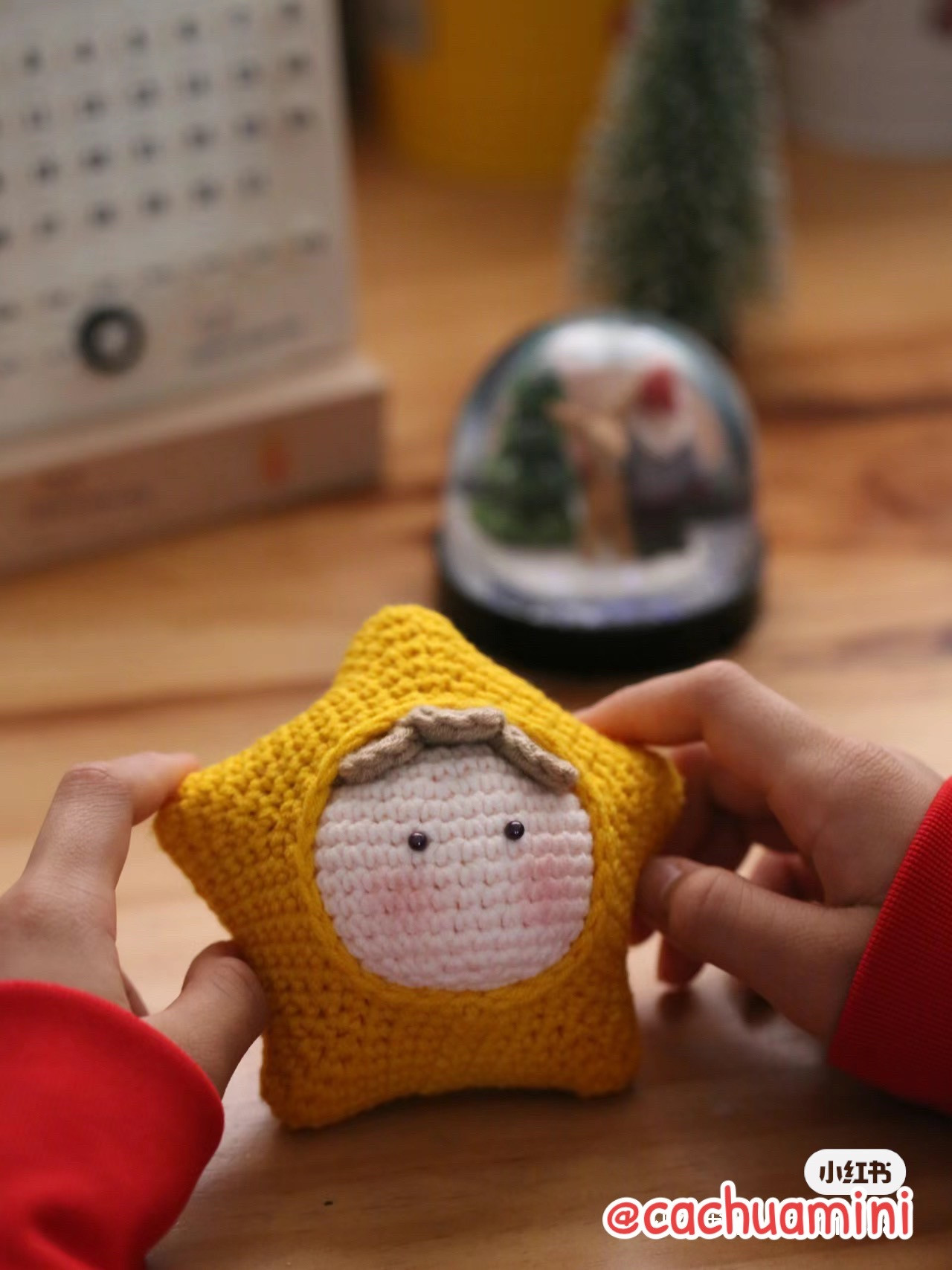 Chart móc len hình mặt người dễ thương cho mùa lễ hội.