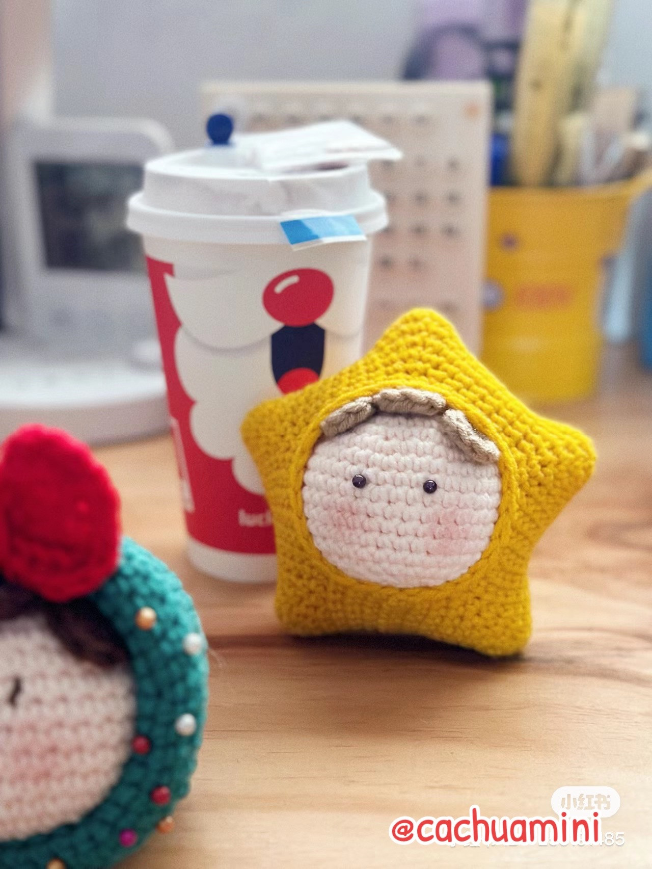 Chart móc len hình mặt người dễ thương cho mùa lễ hội.