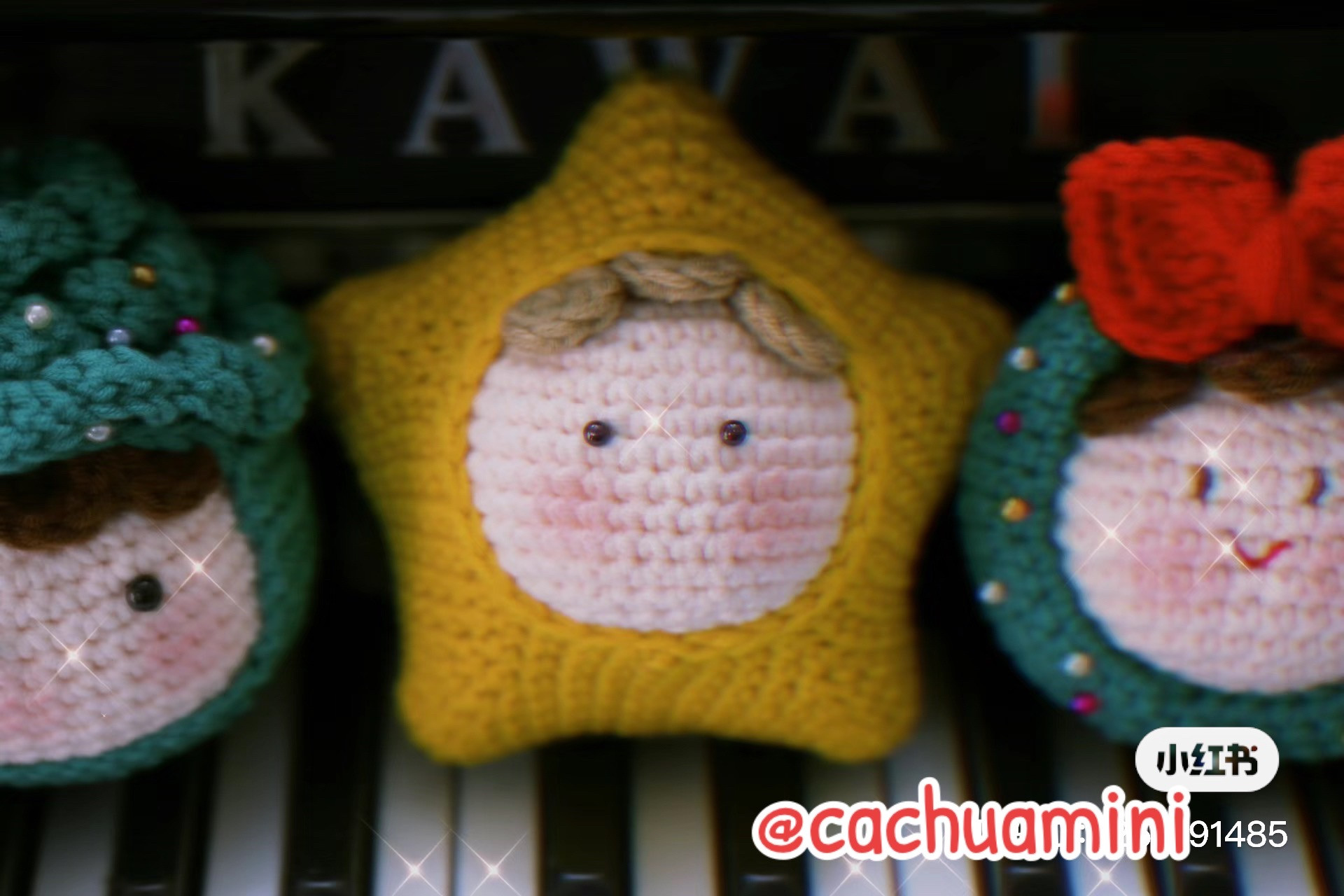 Chart móc len hình mặt người dễ thương cho mùa lễ hội.