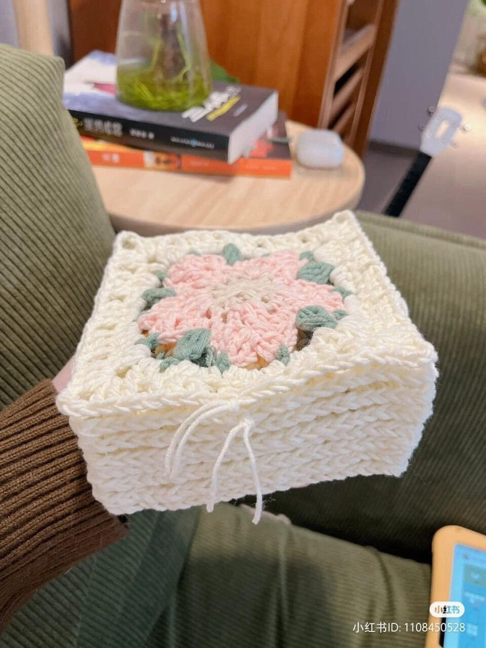 Chic Crochet Flower Bag with Stylish Wooden Handles