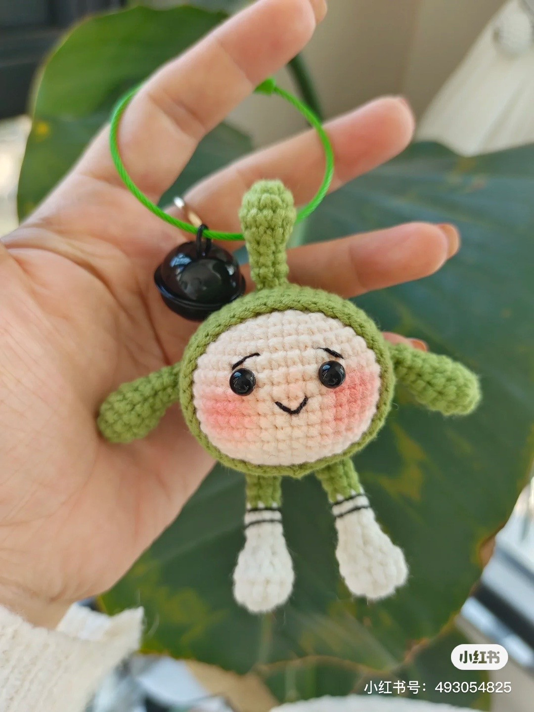 Chú gấu len màu vàng đáng yêu với má hồng