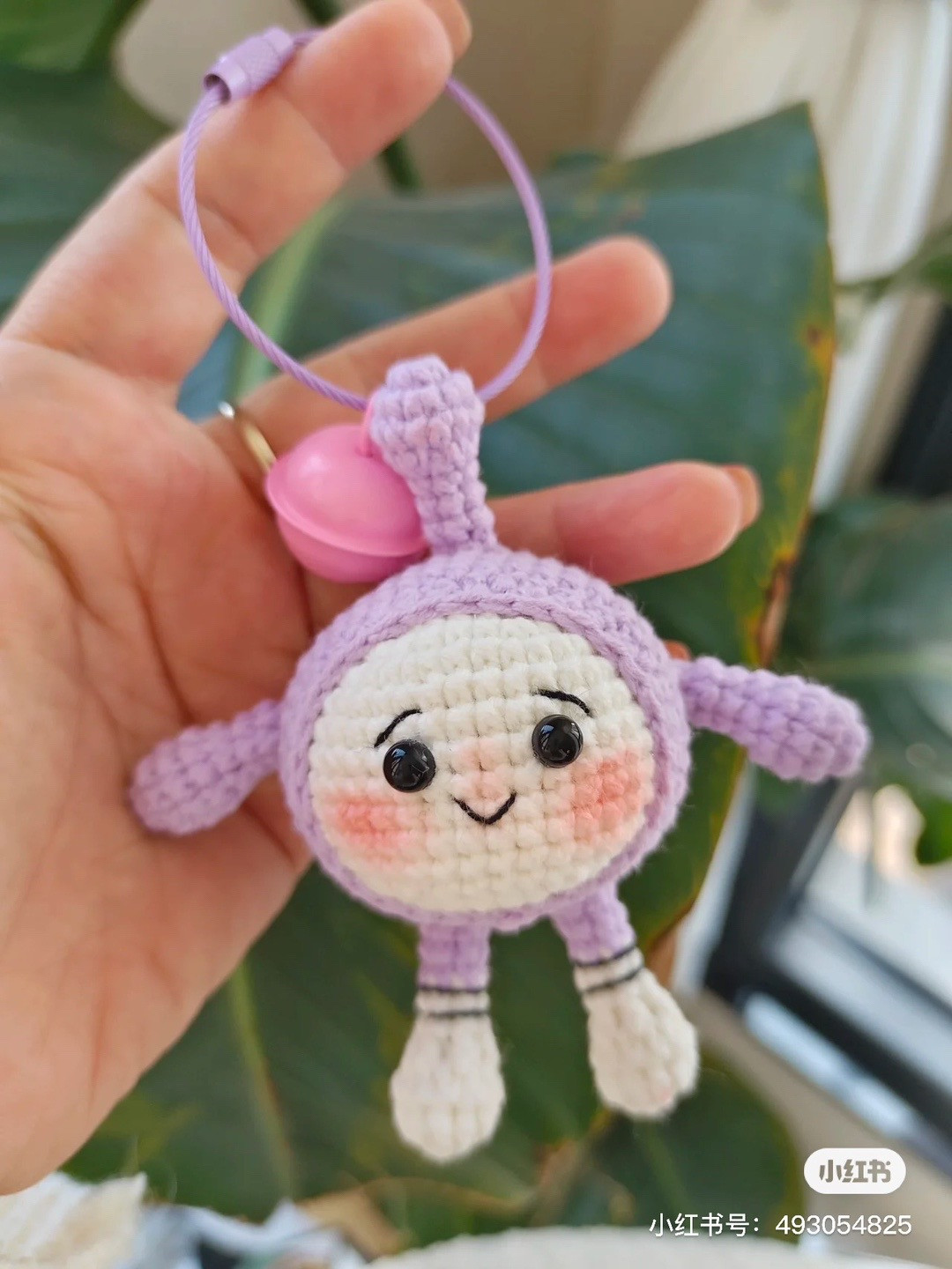 Chú gấu len màu vàng đáng yêu với má hồng