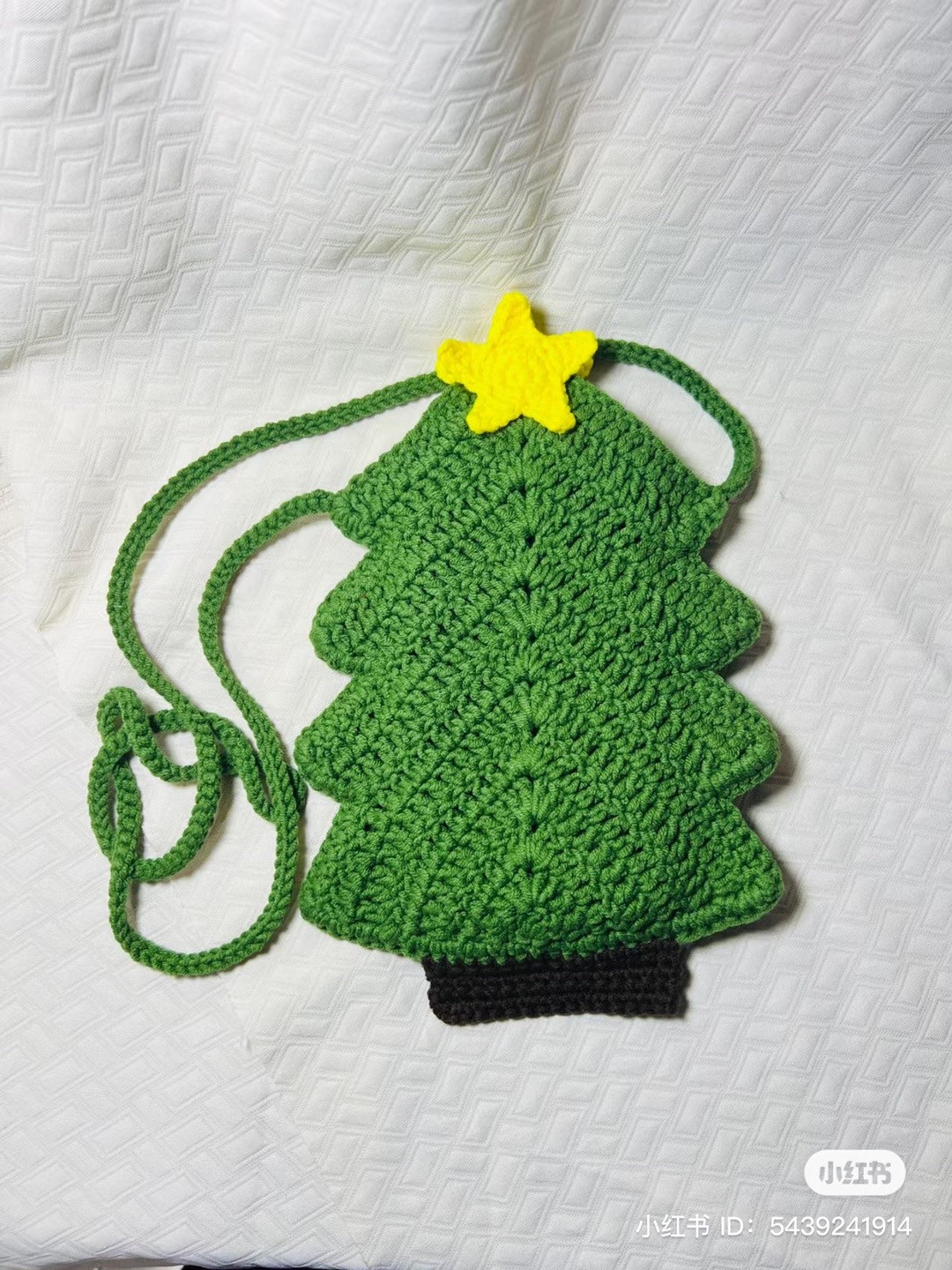 Crochet Christmas Tree and Santa Claus Pattern for Festive Decoration