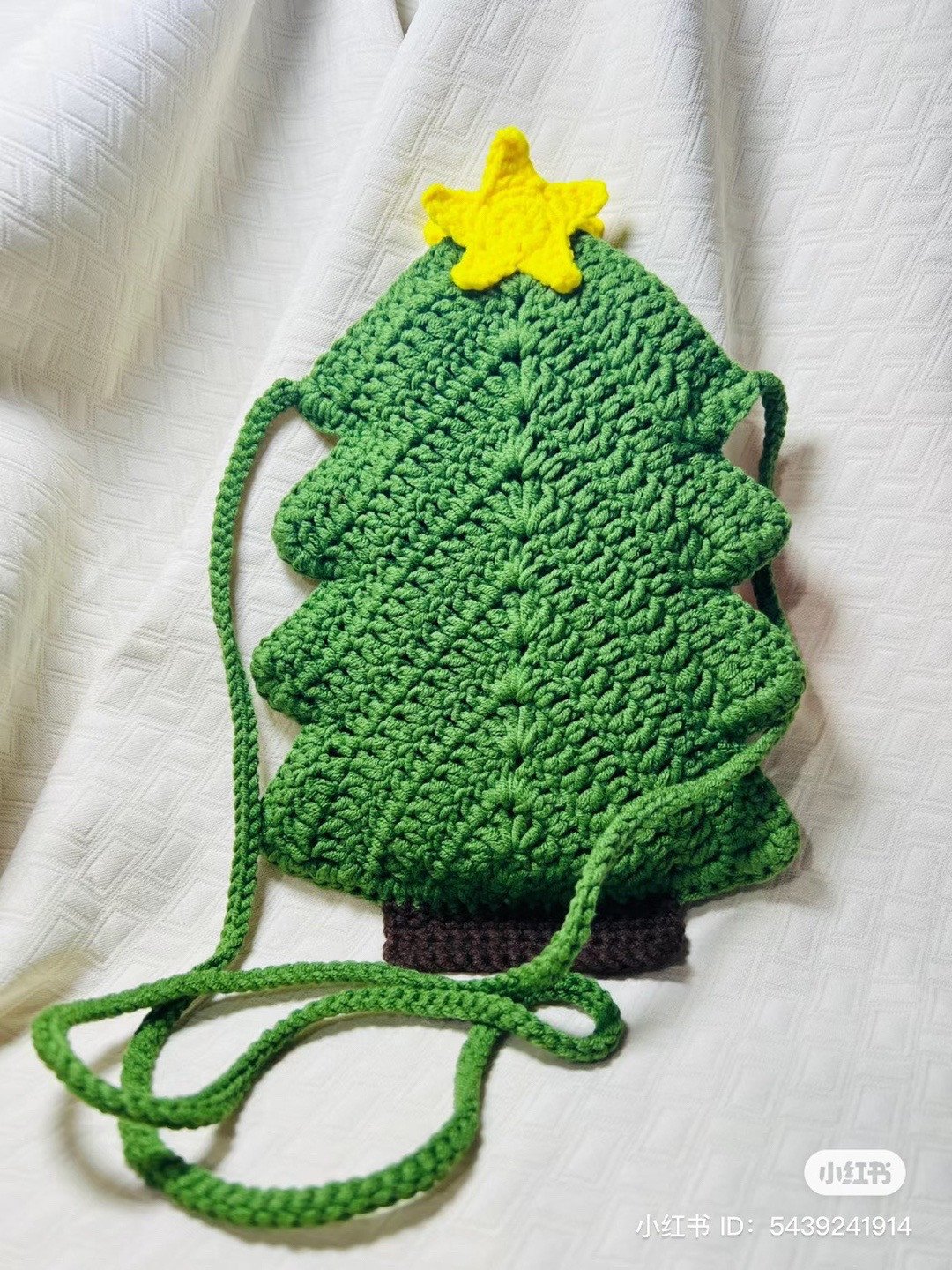 Crochet Christmas Tree and Santa Claus Pattern for Festive Decoration