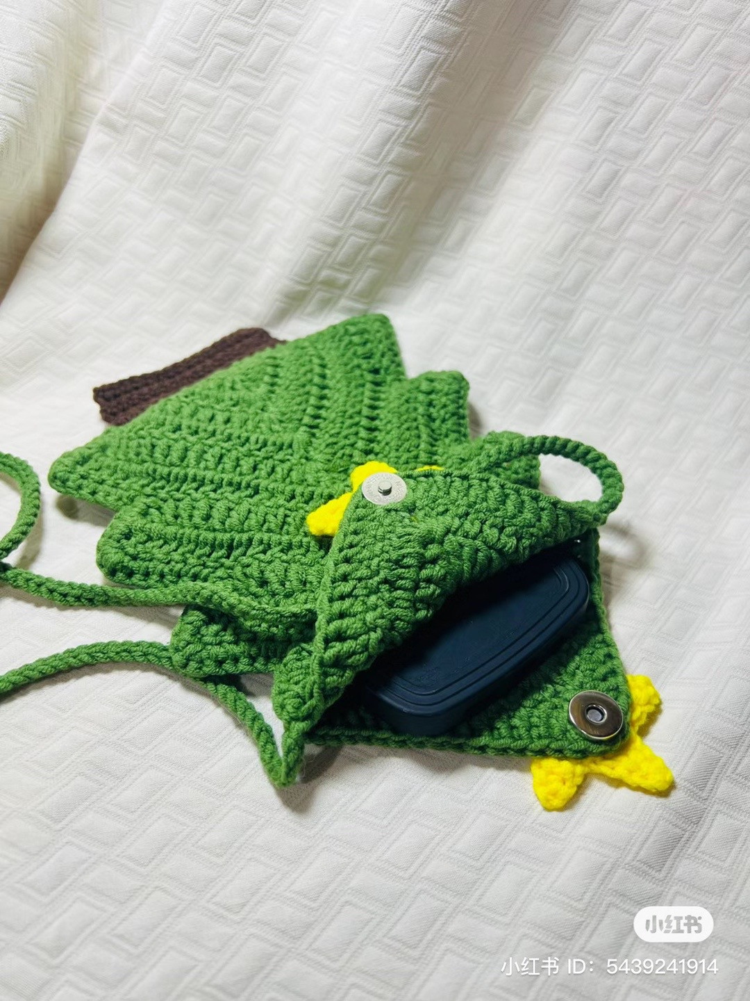 Crochet Christmas Tree and Santa Claus Pattern for Festive Decoration