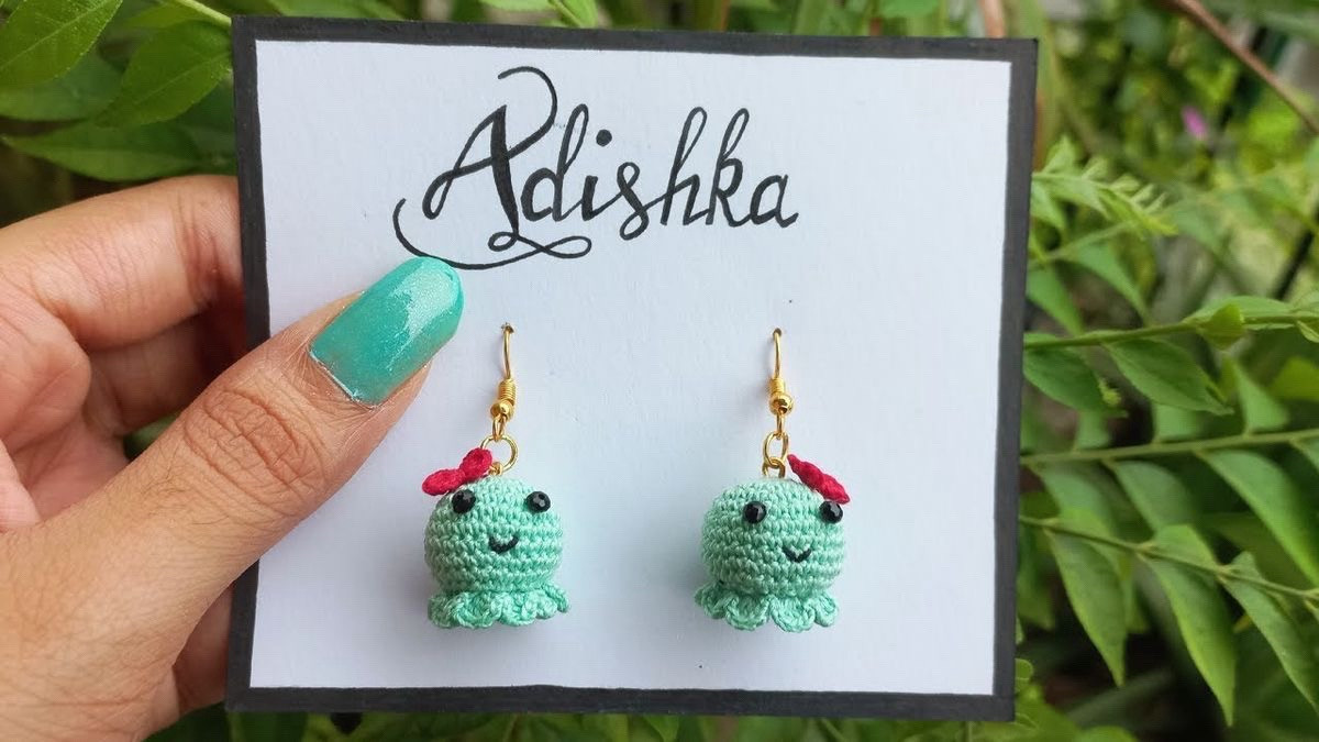 Crochet Flower Earrings Pattern with Pearl Accent