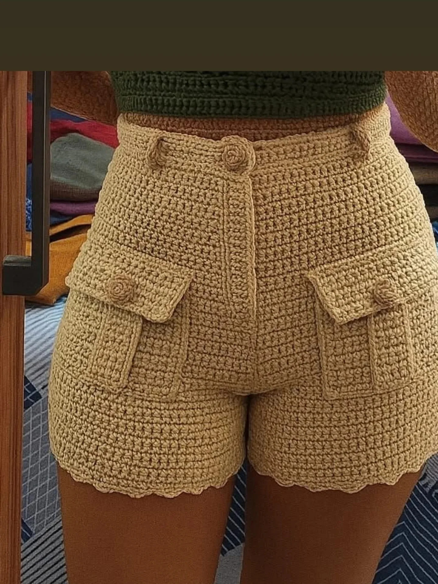 Crochet Flower Pattern with Leaves and Detailed Instructions