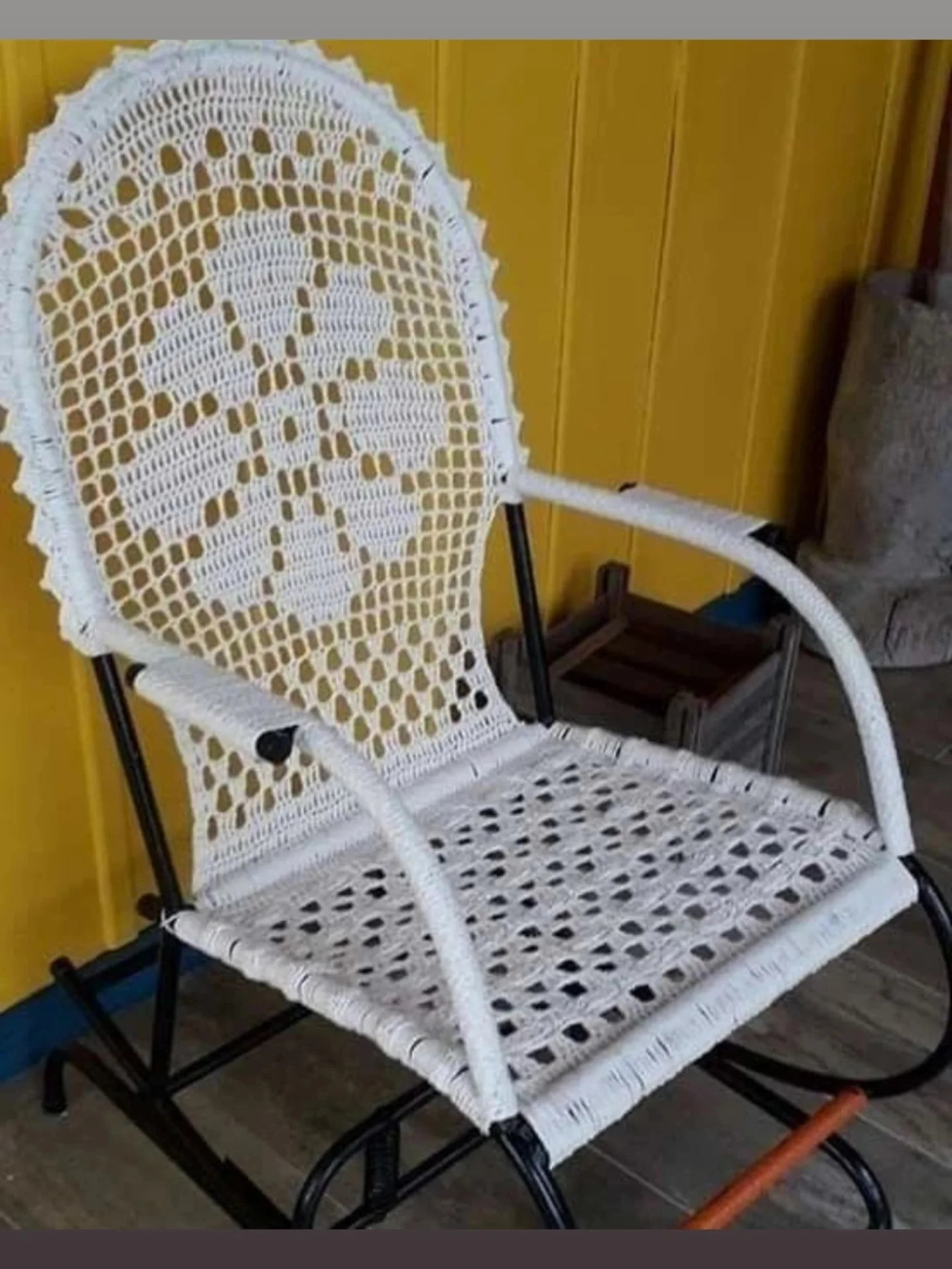 Crochet Flower Pattern with Leaves and Detailed Instructions