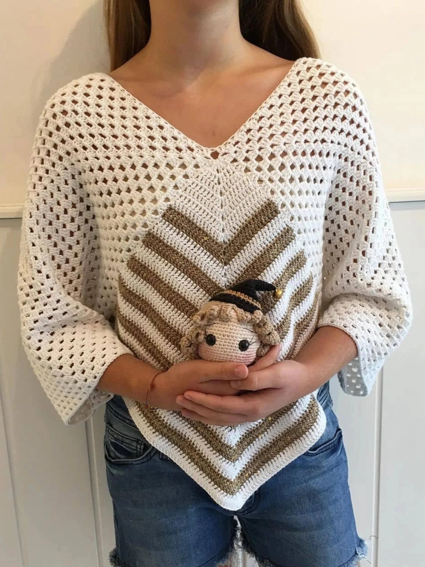 Crochet Flower Pattern with Leaves and Detailed Instructions