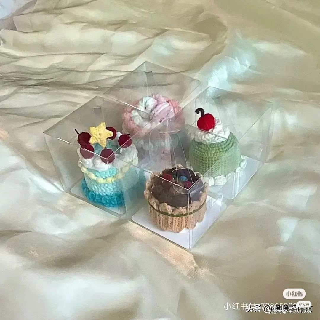 Crochet Pattern for a Cute Berry Cake Design