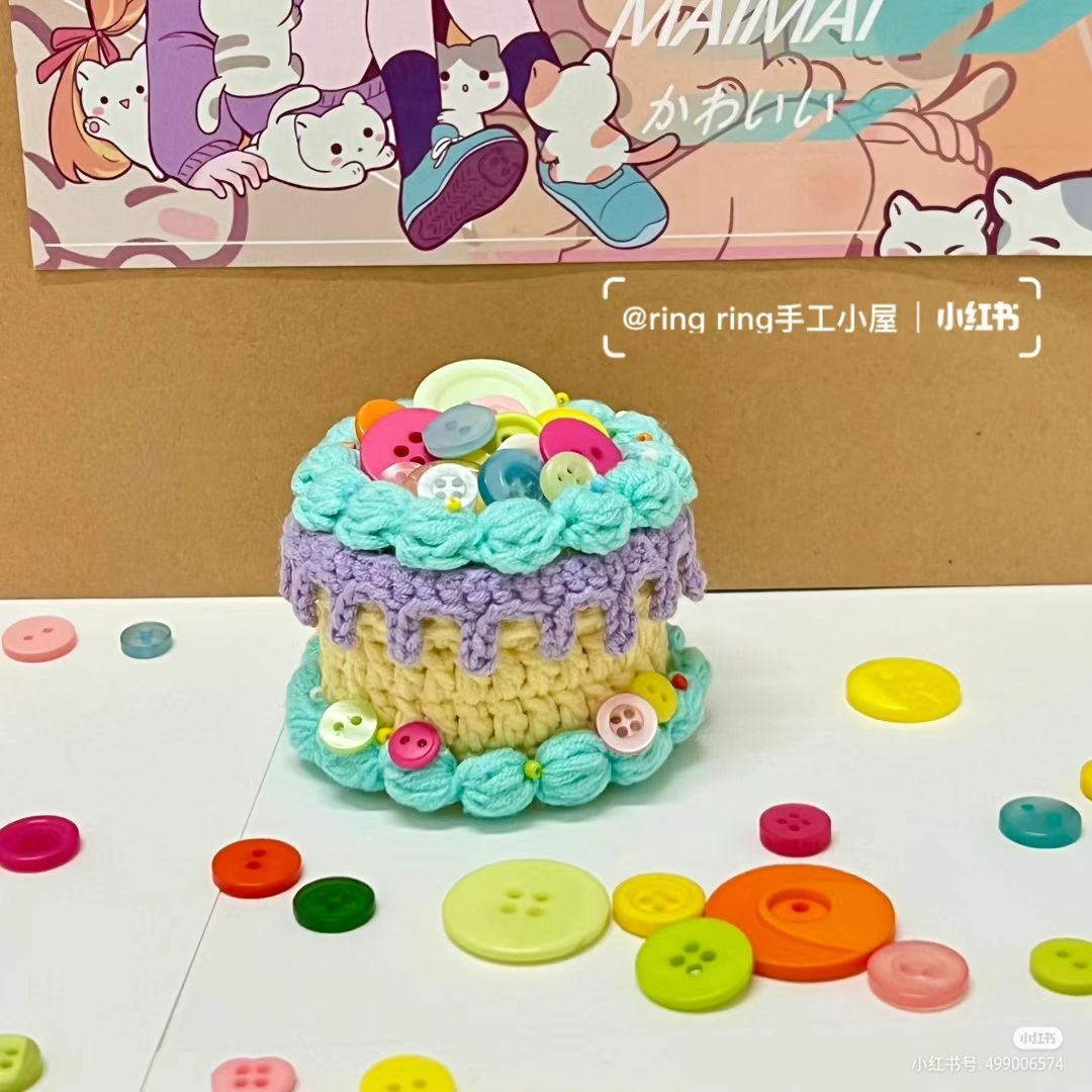 Crochet Pattern for a Cute Berry Cake Design