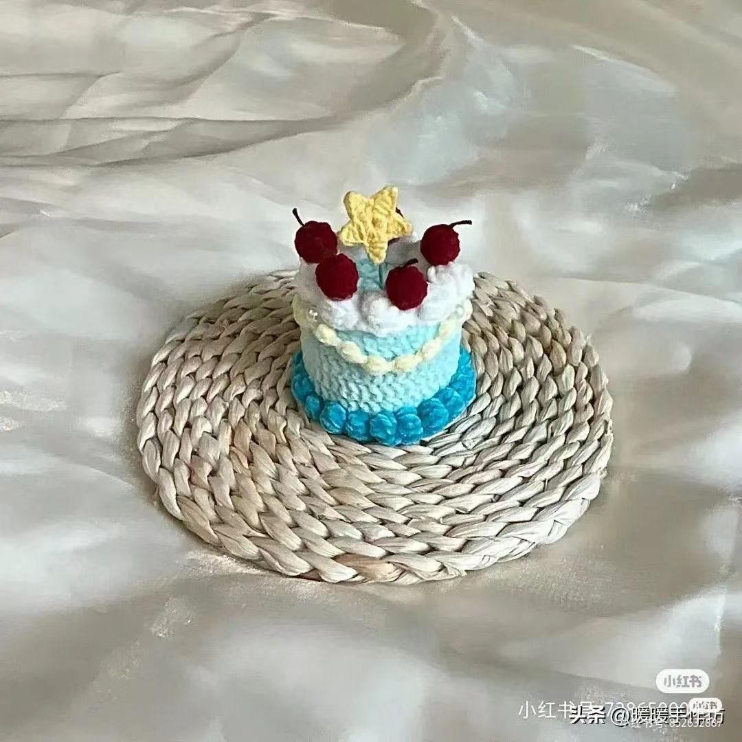 Crochet Pattern for a Cute Berry Cake Design